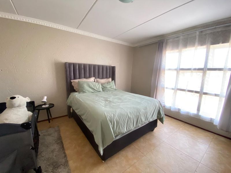 Neat 2-Bedroom Townhouse with Enclosed Balcony in Secure Complex - Photo 9