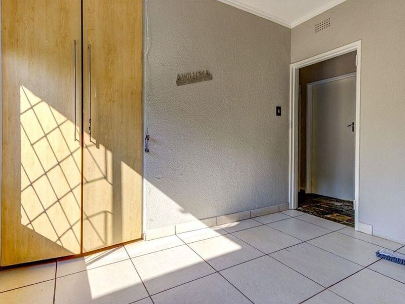 Large family home with pool - Photo 9