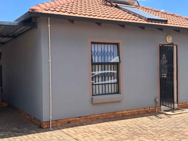 A beautiful 2 bedroom house in The Orchards - Photo 2