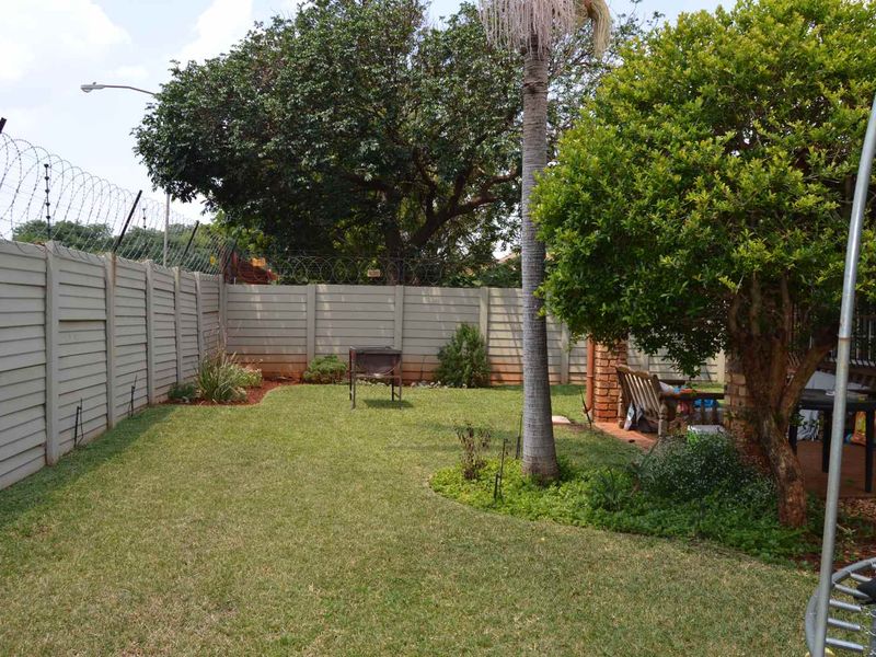 Charming 3-Bedroom Townhouse Simplex in a Secure Complex - Photo 5