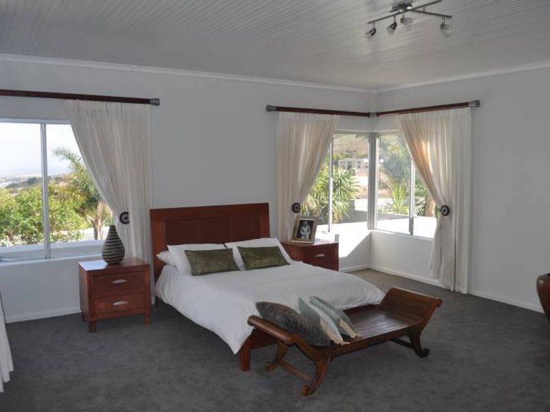4 Bedroom House for sale in Plattekloof - Photo 7