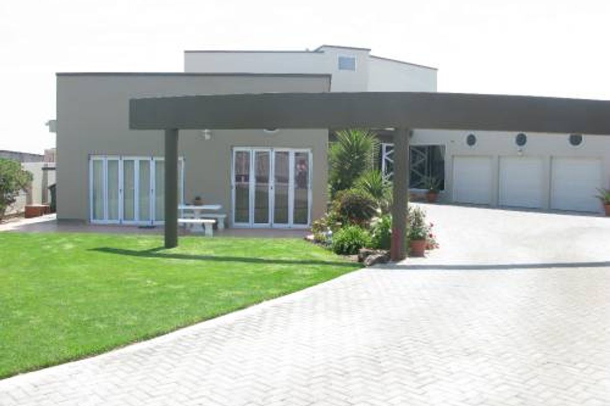 FOR SALE - FIVE BEDROOM HOME WITH SEA VIEWS - HAGE HEIGHTS - Photo 2