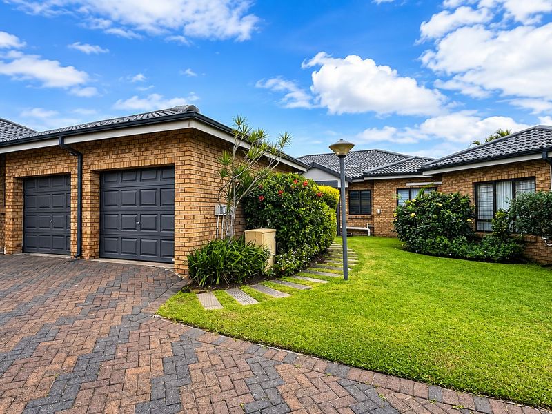 Stylish Single-Level Living with Pool in Sought-After Meer en See - Photo 1