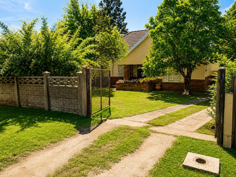 SPACIOUS 3 BEDROOM FAMILY HOME WITH GRANNY FLAT IN OBSERVATION HILL - Photo 2