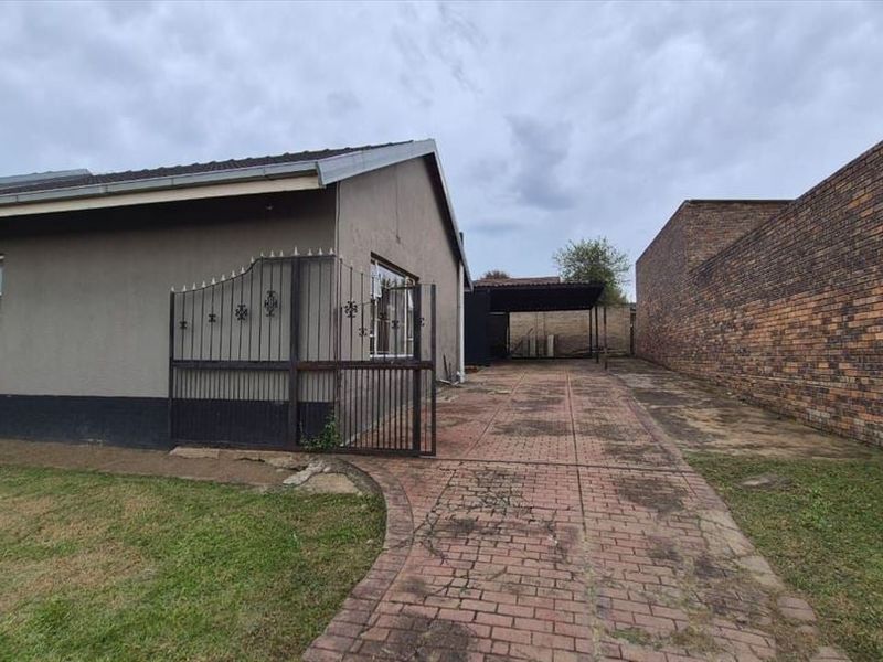 SPACIOUS FAMILY HOME FOR SALE IN BIRCHLIEGH, KEMPTON PARK - Photo 5