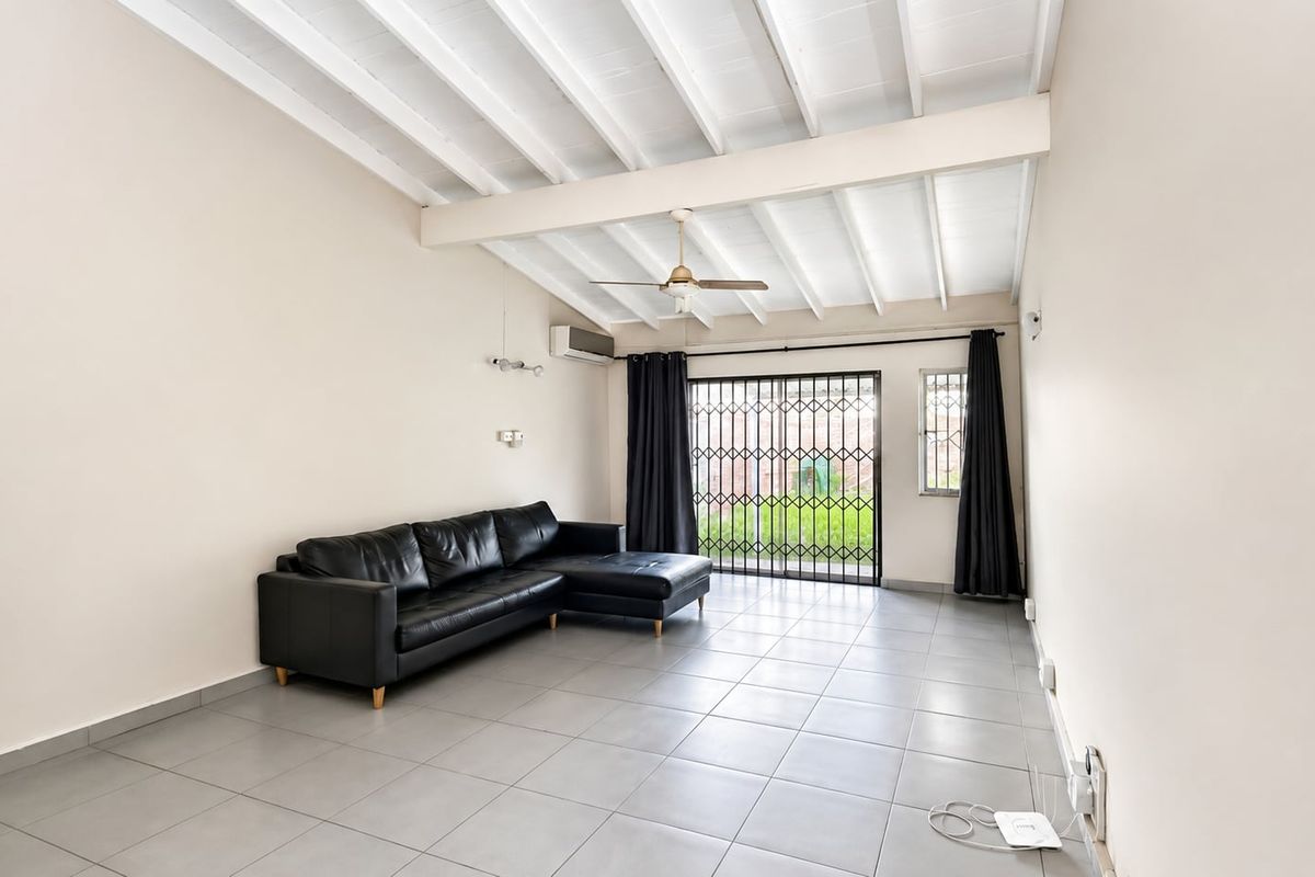 Charming Pet Friendly Townhouse in the Heart of Meer en See! - Photo 4