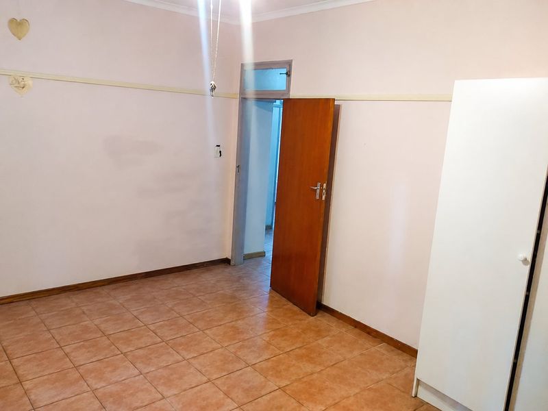 SPACIOUS 3 BEDROOM FAMILY HOME WITH GRANNY FLAT IN OBSERVATION HILL - Photo 10