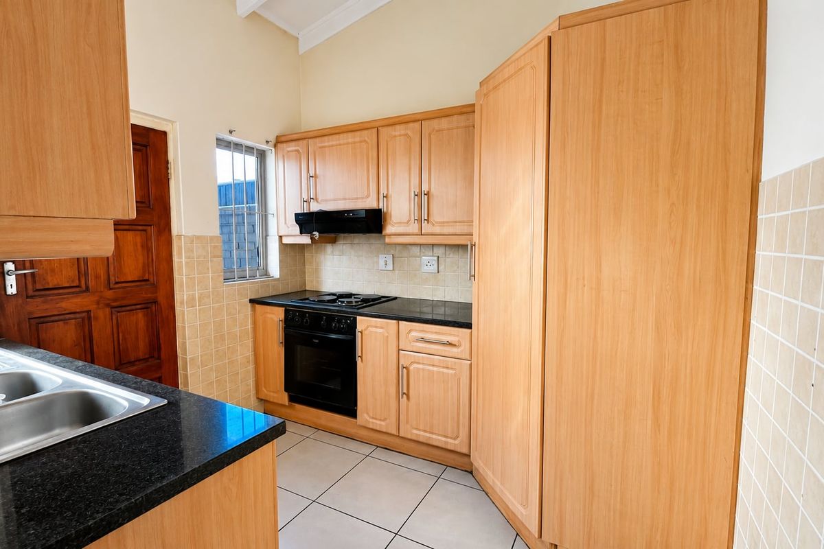 Charming Pet Friendly Townhouse in the Heart of Meer en See! - Photo 2