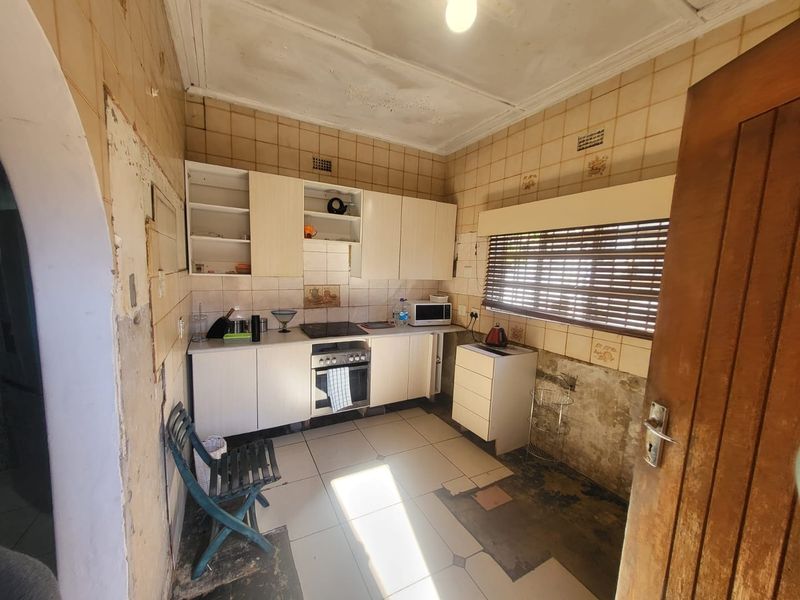 Spacious 3-Bedroom Family Home with 2 Income-Generating Cottages for Sale in Orange Grove - Photo 10