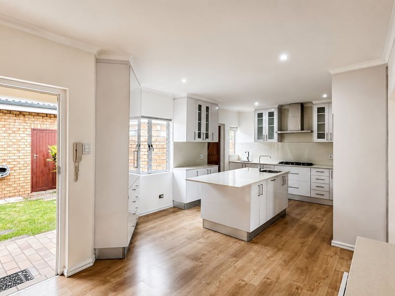 Stylish Single-Level Living with Pool in Sought-After Meer en See - Photo 5