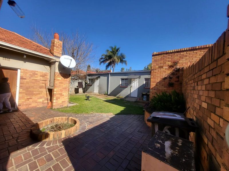 Spacious 3-Bedroom Family Home with 2 Income-Generating Cottages for Sale in Orange Grove - Photo 9