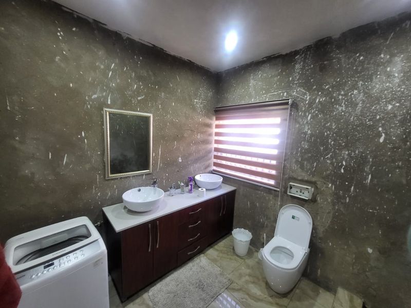Spacious 3-Bedroom Family Home with 2 Income-Generating Cottages for Sale in Orange Grove - Photo 2