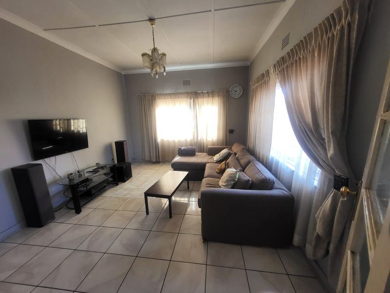 Spacious 3-Bedroom Family Home with 2 Income-Generating Cottages for Sale in Orange Grove - Photo 6