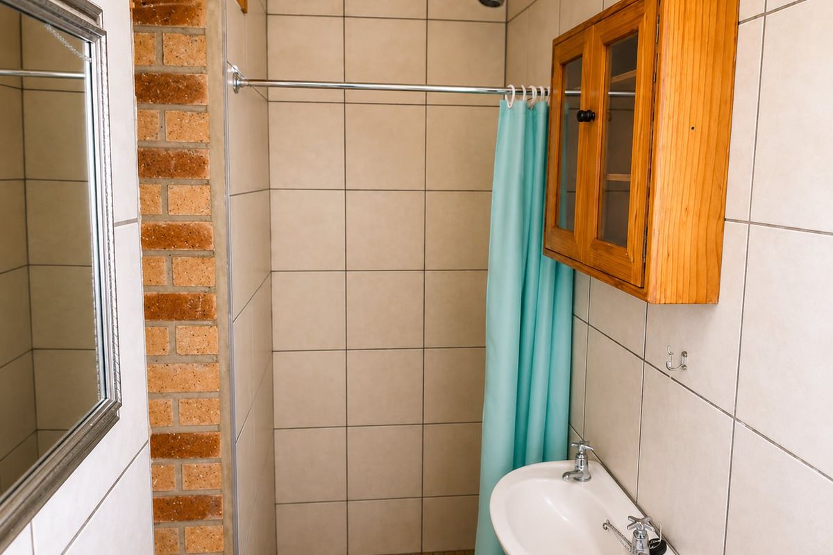 SPACIOUS 3 BEDROOM FAMILY HOME WITH GRANNY FLAT IN OBSERVATION HILL - Photo 4
