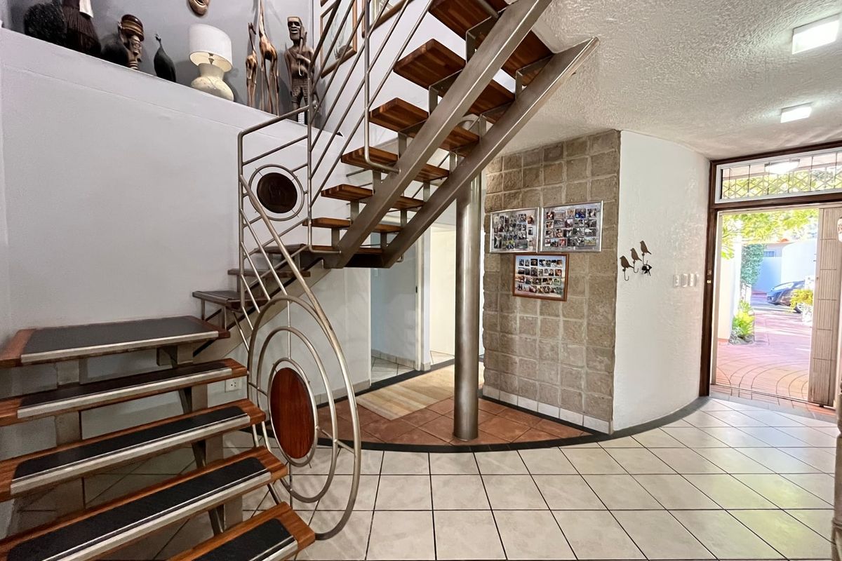 Exclusive Lakeside Luxury in Sought-After Crystal Cove Complex - Photo 3