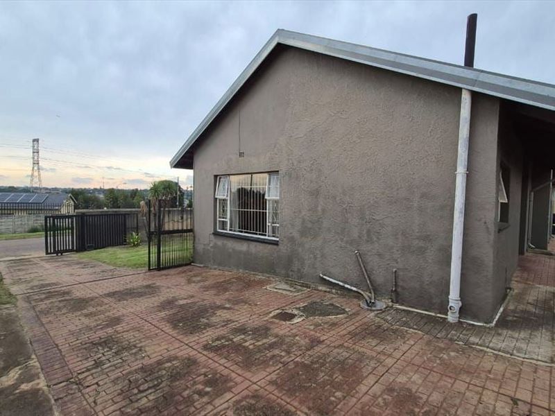 SPACIOUS FAMILY HOME FOR SALE IN BIRCHLIEGH, KEMPTON PARK - Photo 8