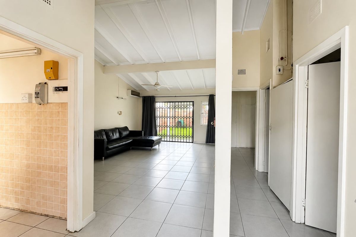 Charming Pet Friendly Townhouse in the Heart of Meer en See! - Photo 3