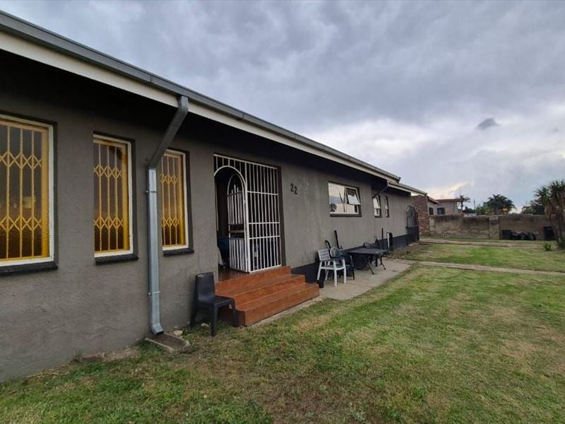 SPACIOUS FAMILY HOME FOR SALE IN BIRCHLIEGH, KEMPTON PARK - Photo 2
