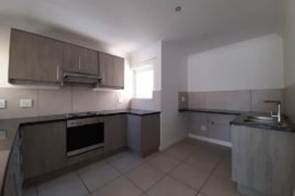 Modern 3 Bedroom Duplex Townhouse for Rent in Brackenfell South - Photo 4