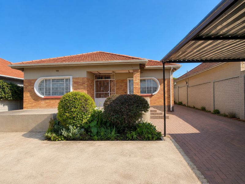 Spacious 3-Bedroom Family Home with 2 Income-Generating Cottages for Sale in Orange Grove - Photo 1