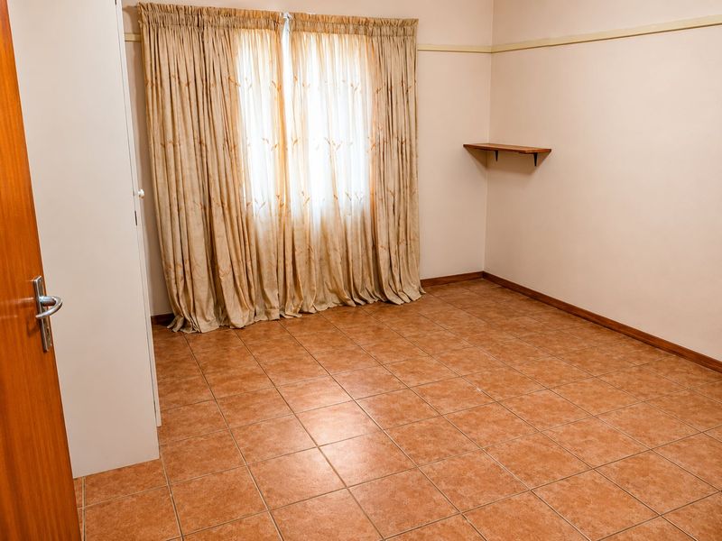 SPACIOUS 3 BEDROOM FAMILY HOME WITH GRANNY FLAT IN OBSERVATION HILL - Photo 6