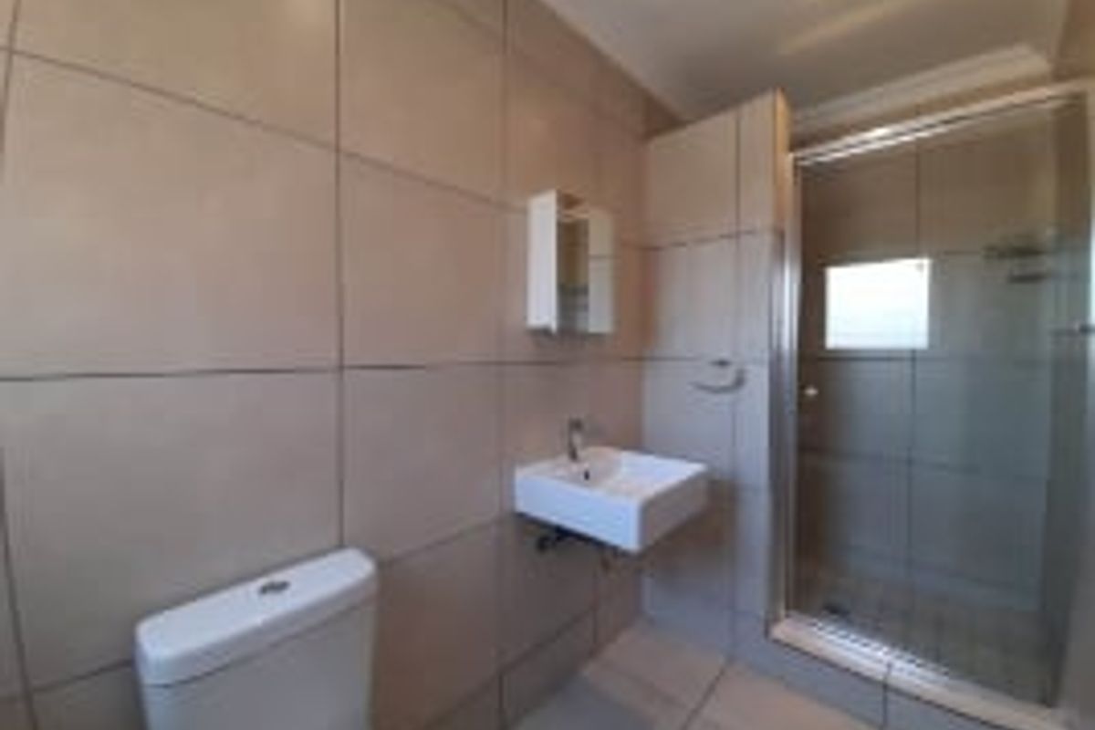 Modern 3 Bedroom Duplex Townhouse for Rent in Brackenfell South - Photo 5