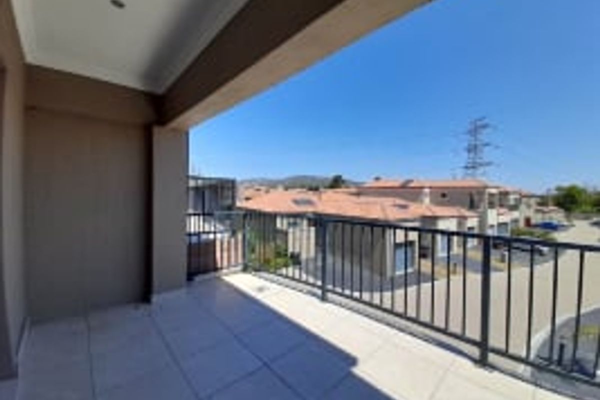 Modern 3 Bedroom Duplex Townhouse for Rent in Brackenfell South - Photo 3