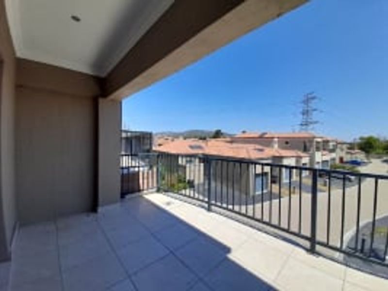 Modern 3 Bedroom Duplex Townhouse for Rent in Brackenfell South - Photo 3