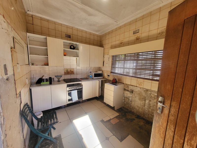 Spacious 3-Bedroom Family Home with 2 Income-Generating Cottages for Sale in Orange Grove - Photo 5