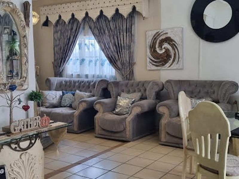 House For Sale in Kenilworth - Photo 6