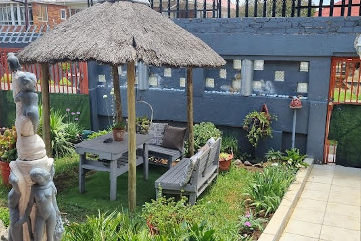 House For Sale in Kenilworth - Photo 3