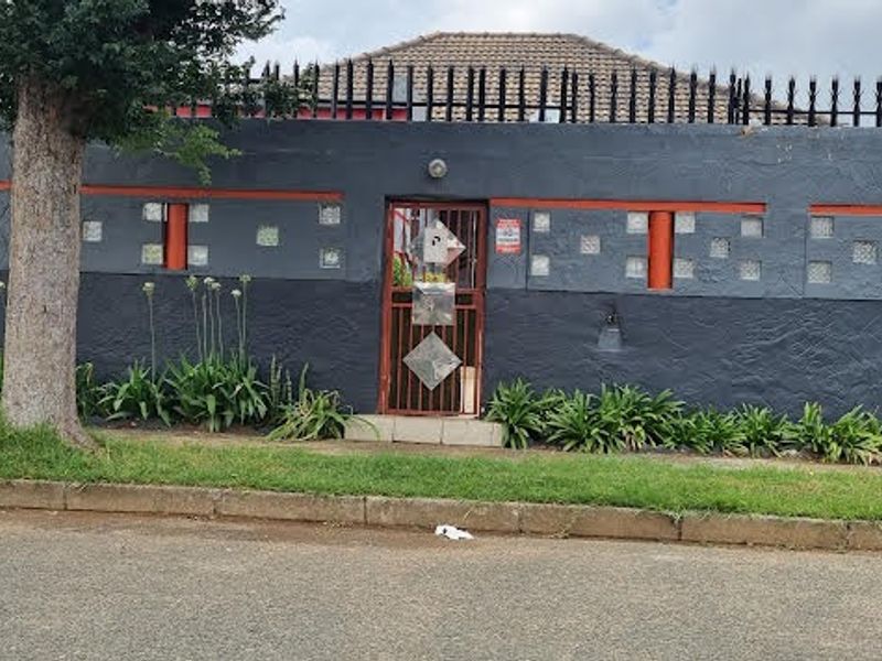 House For Sale in Kenilworth - Photo 4