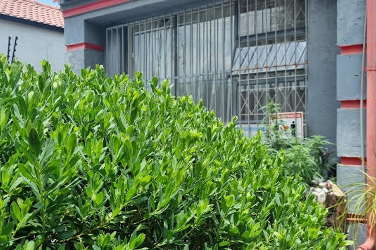 House For Sale in Kenilworth - Photo 2