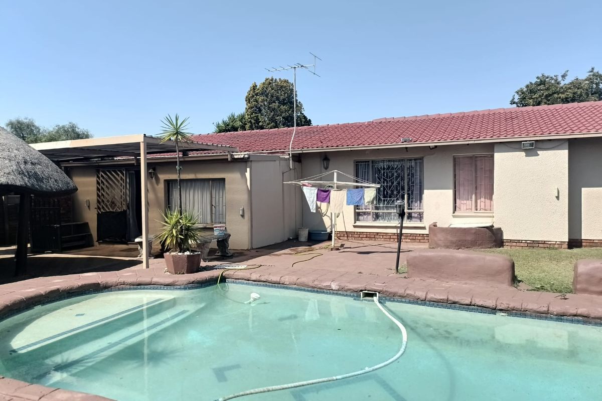 House For Sale in Heuweloord - Photo 2