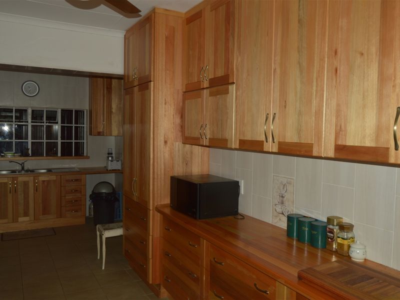 Upmarked House - Photo 9