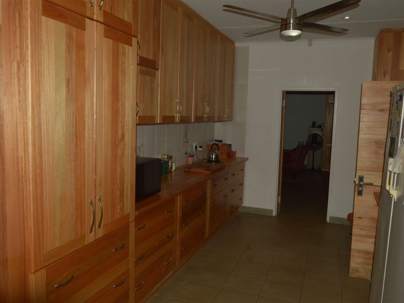 Upmarked House - Photo 8