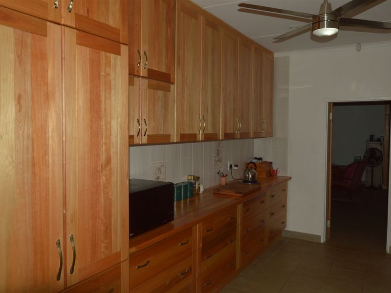 Upmarked House - Photo 10