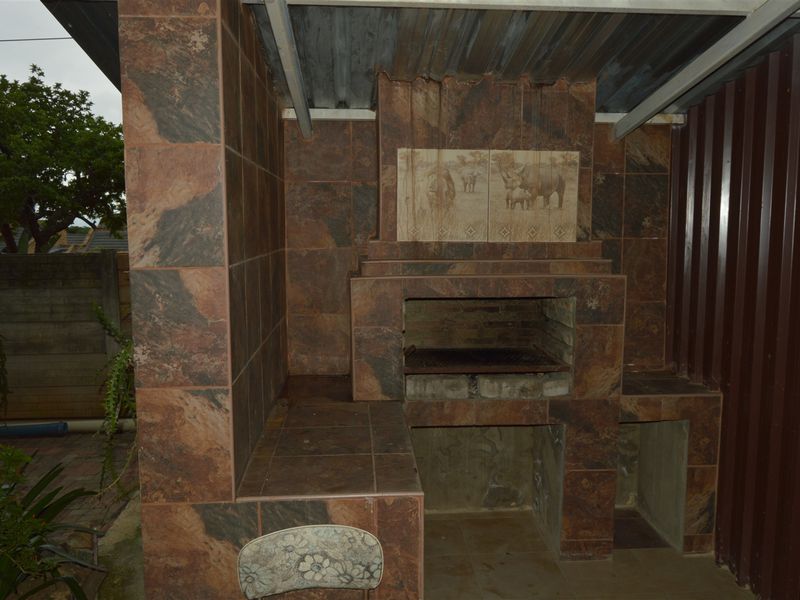 Upmarked House - Photo 2