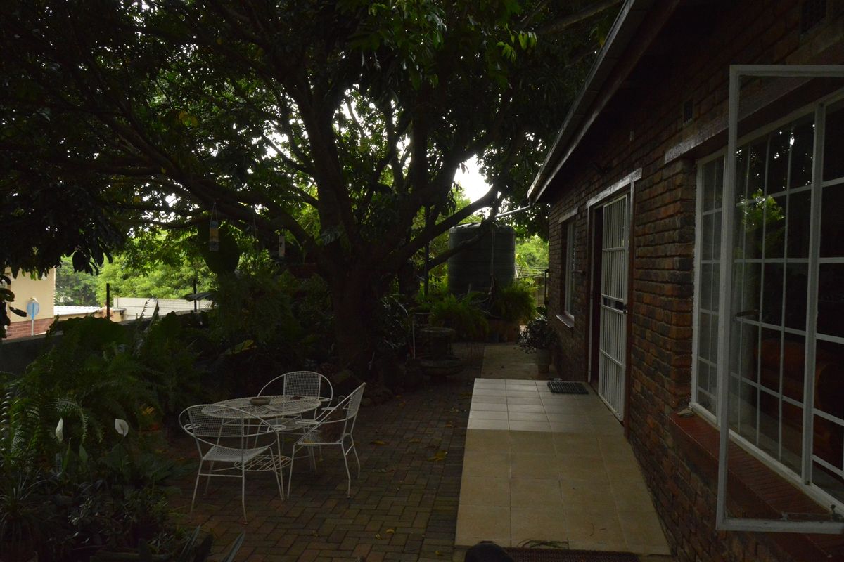 Upmarked House - Photo 5