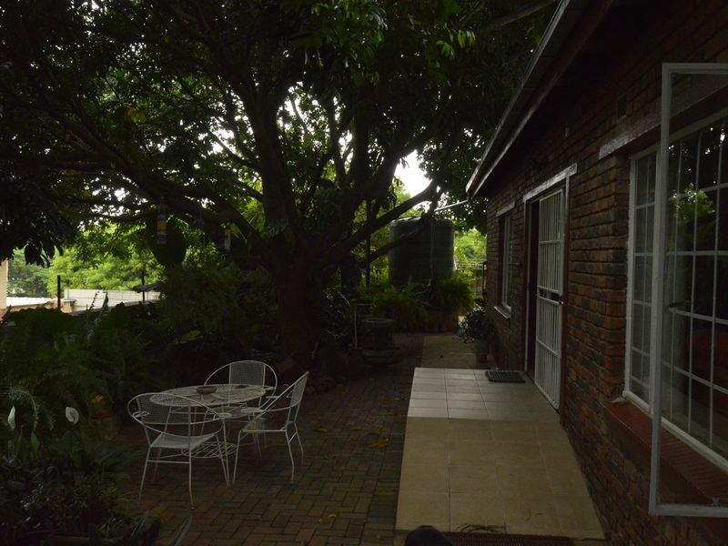 Upmarked House - Photo 5