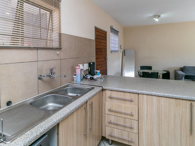 Modern 2-Bedroom Apartment in a Prime Complex! - Photo 6