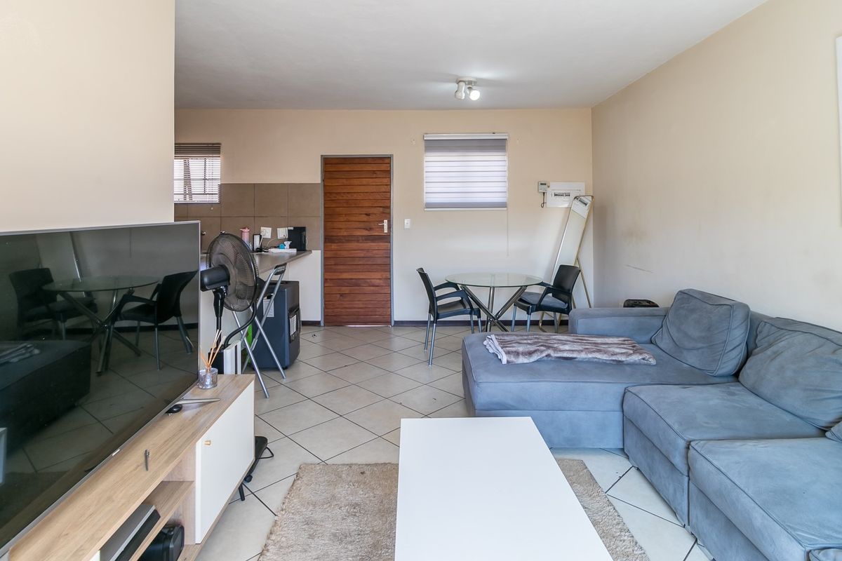 Modern 2-Bedroom Apartment in a Prime Complex! - Photo 2