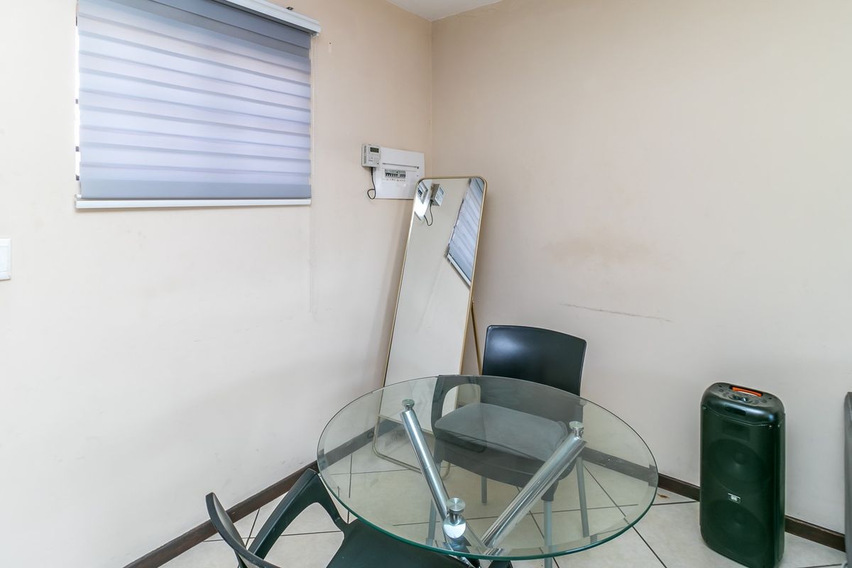 Modern 2-Bedroom Apartment in a Prime Complex! - Photo 3