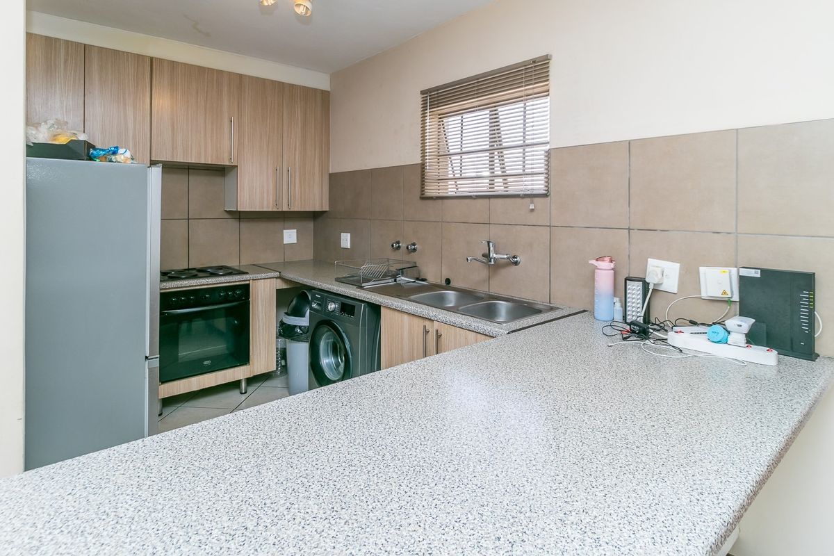 Modern 2-Bedroom Apartment in a Prime Complex! - Photo 4