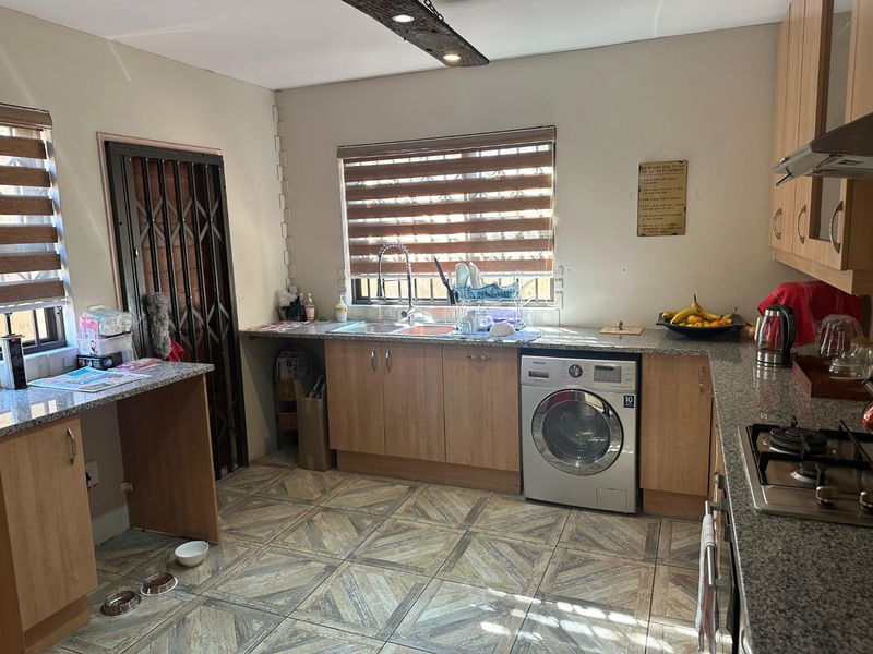 LOCK-UP-AND-GO PERFECTION IN EDENVALE CENTRAL! - Photo 6