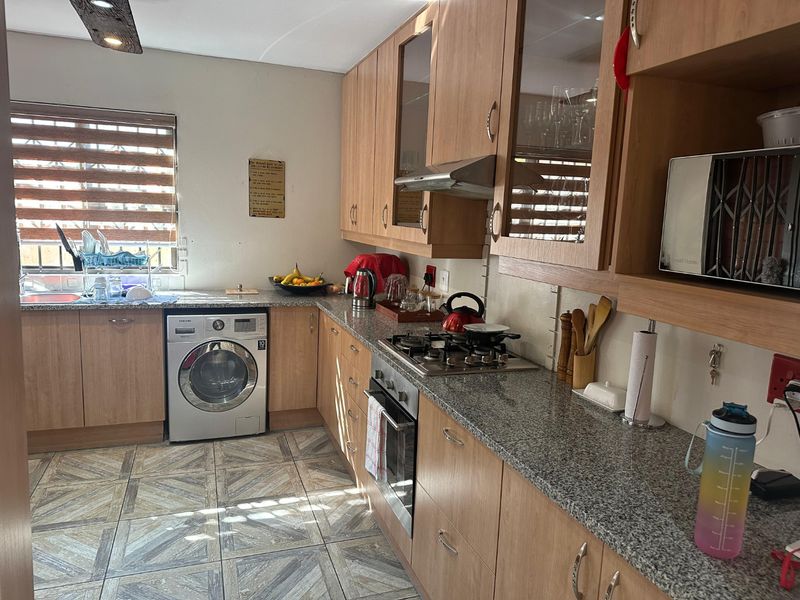 LOCK-UP-AND-GO PERFECTION IN EDENVALE CENTRAL! - Photo 5