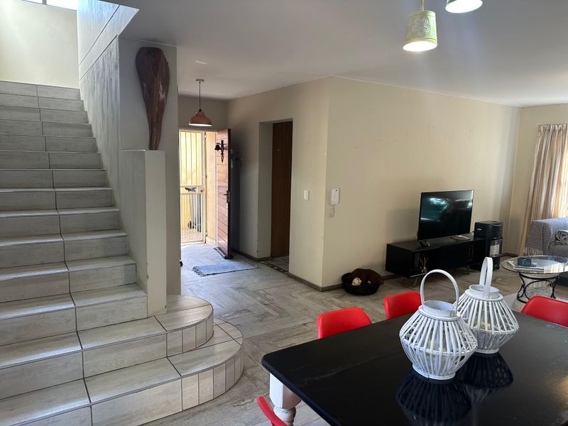 LOCK-UP-AND-GO PERFECTION IN EDENVALE CENTRAL! - Photo 2