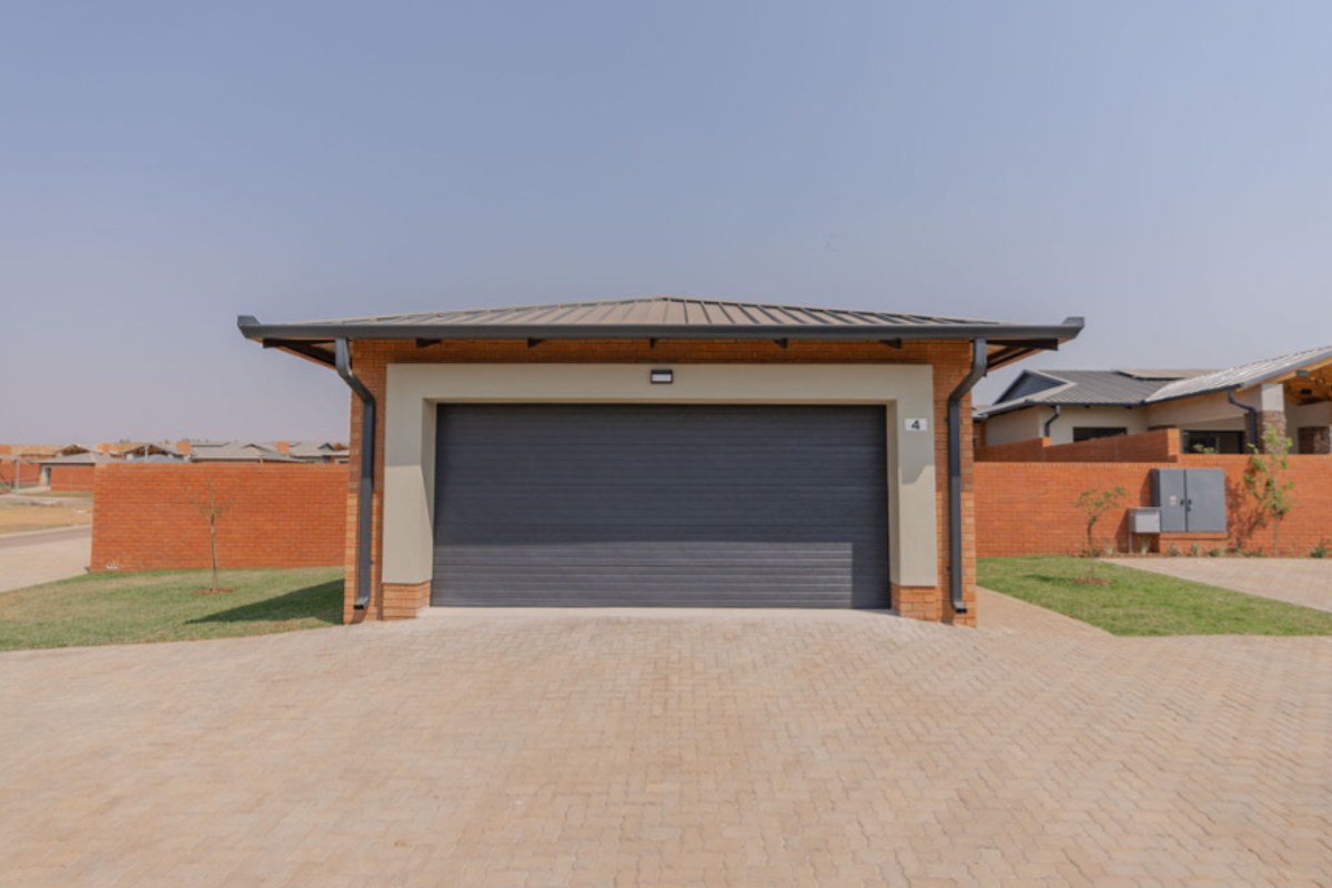 BUSHWILLOW. BRAND NEW MODERN FAMILY SIMPLEX IN SIX FOUNTAINS - Photo 3