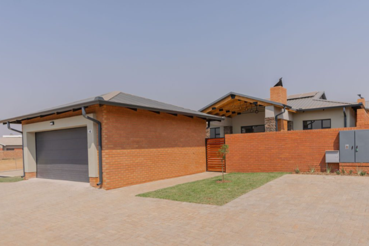 BUSHWILLOW. BRAND NEW MODERN FAMILY SIMPLEX IN SIX FOUNTAINS - Photo 2