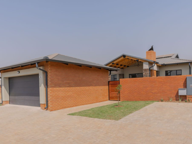 BUSHWILLOW. BRAND NEW MODERN FAMILY SIMPLEX IN SIX FOUNTAINS - Photo 2